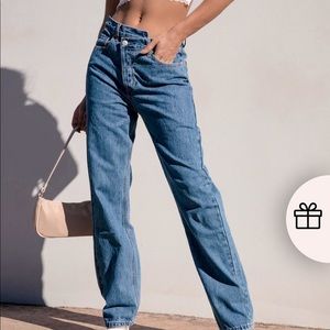 HOLLY ASYMMETRIC STRAIGHT LEG JEAN MID WASH DENIM